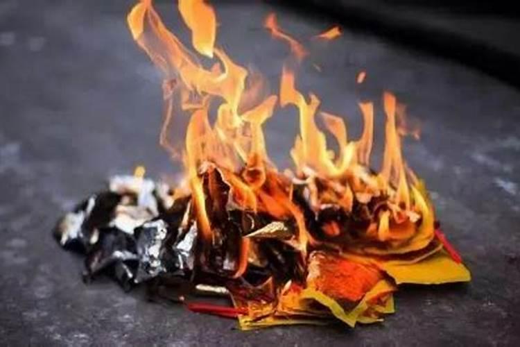 给死去的人烧房子的习俗是什么？