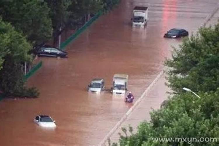 梦见马路被淹没