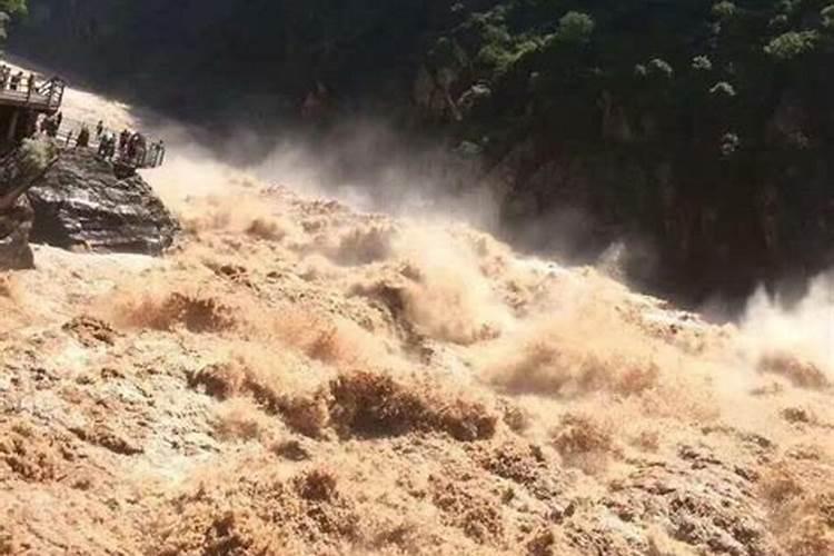 梦见山谷下的河水