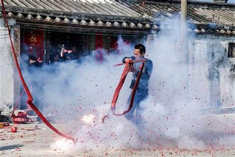 梦见过年放鞭炮没响是什么意思
