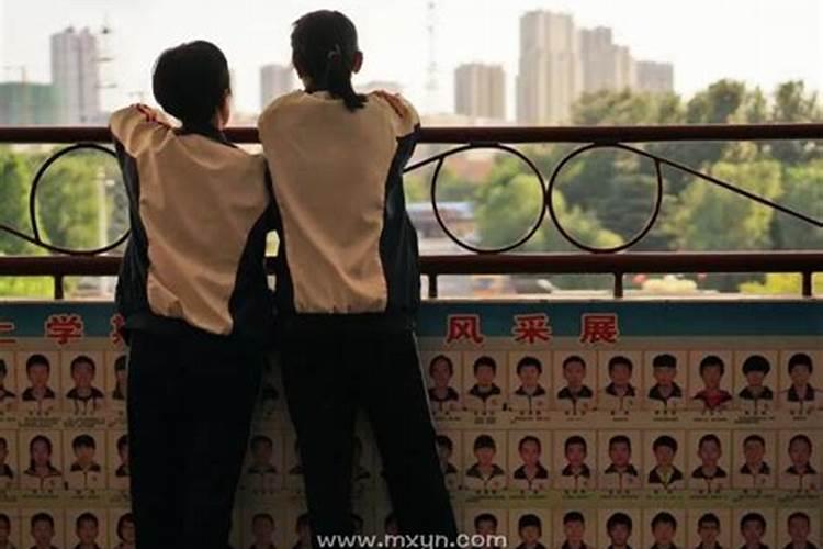 女人梦见异性老同学是什么意思