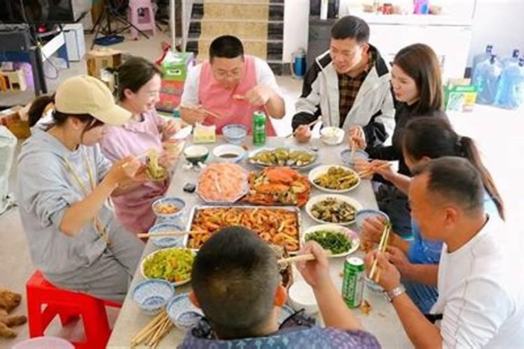 梦见很多年不见的舅舅等来做客的预兆
