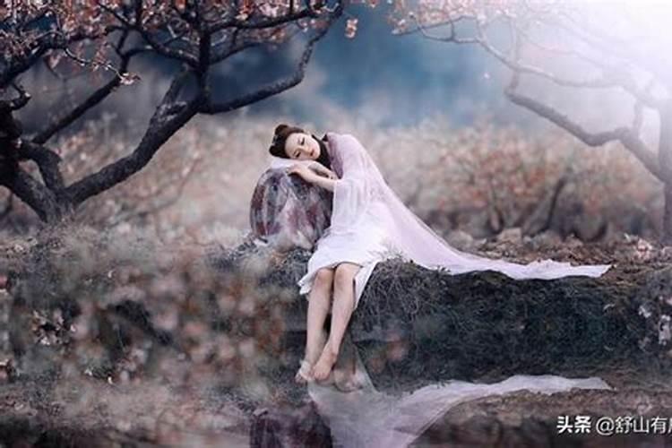 梦见死去的亲人年轻时候的样子身边还有个女的有点像我妈年轻的样子了...