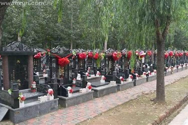 梦见死人坟墓是什么意思？