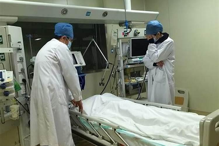 要给已故多年的亲人做法事,要到墓地做吗？