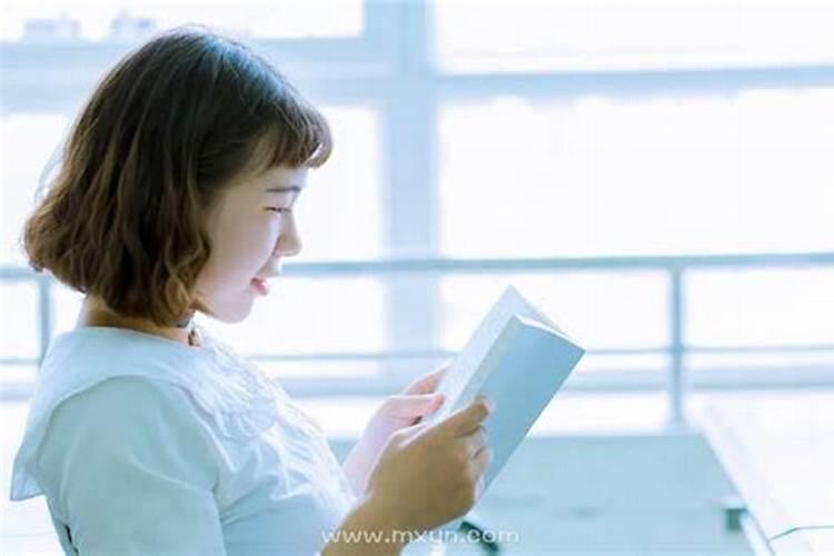 梦见班里的女同学向自己示好的预兆