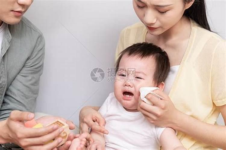 梦见和死去的爸爸抱在一起哭,梦见老公的已故爸爸