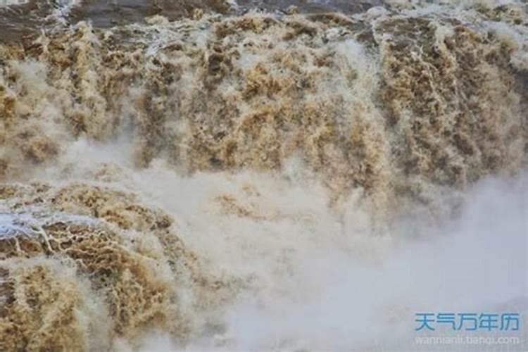 梦见大洪水瀑布
