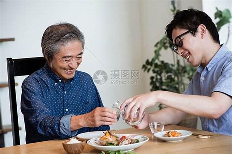 梦见跟爸爸一起吃饭的预兆