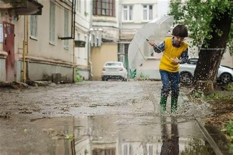 梦见下雨路上积水很深的预兆