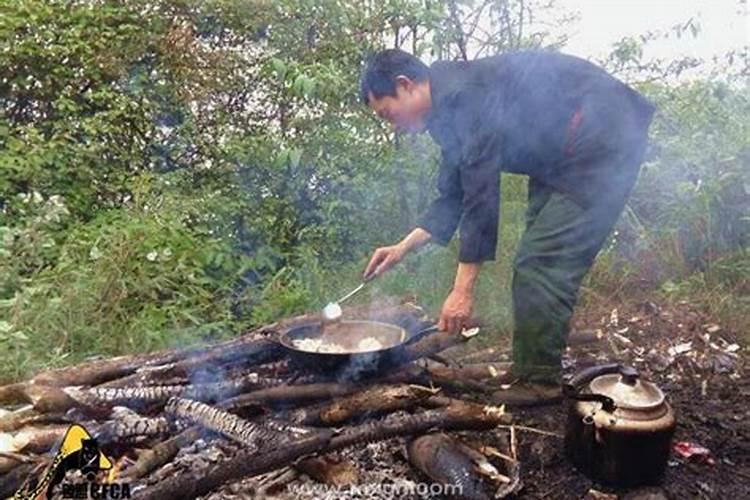 梦见舅舅炒菜我帮忙烧火意味着什么？