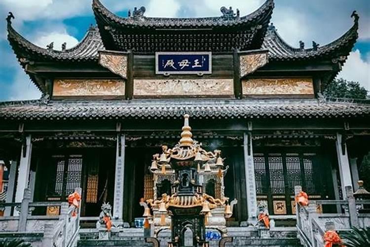 医生一锹拍翻街头持刀施暴男子,医生该不该担责任？