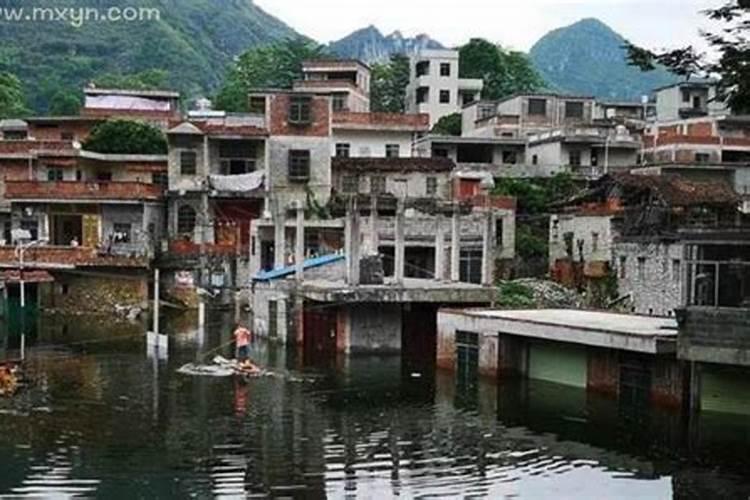 梦见下雨涨水淹房子是什么意思