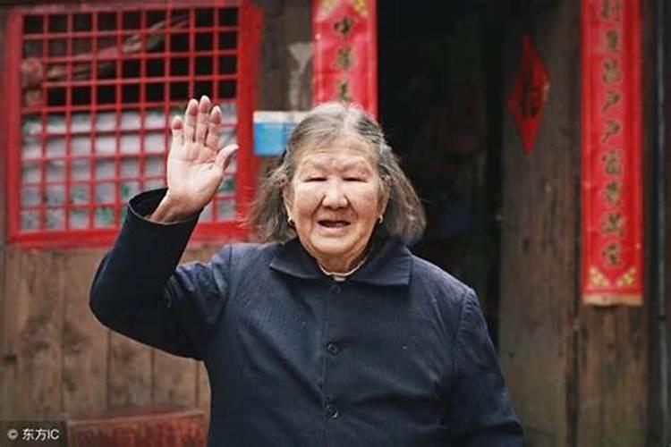 梦见死去的外婆冲我微笑