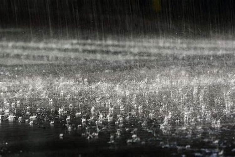 梦见下大雨是什么意思
