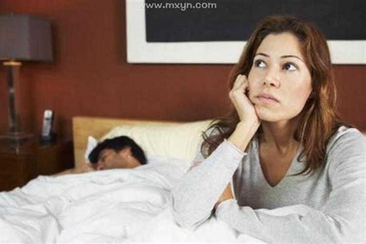 梦见一个陌生女人睡在身边是什么意思？我是女的