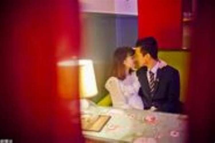有订婚过一次没多久就退婚了,后来真正结婚的不是和这个订婚过的人结婚...