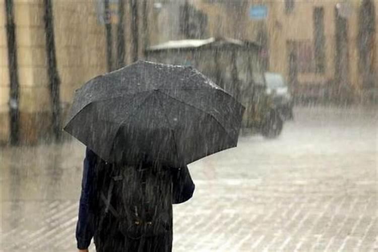梦见下大雨拦住回家的路