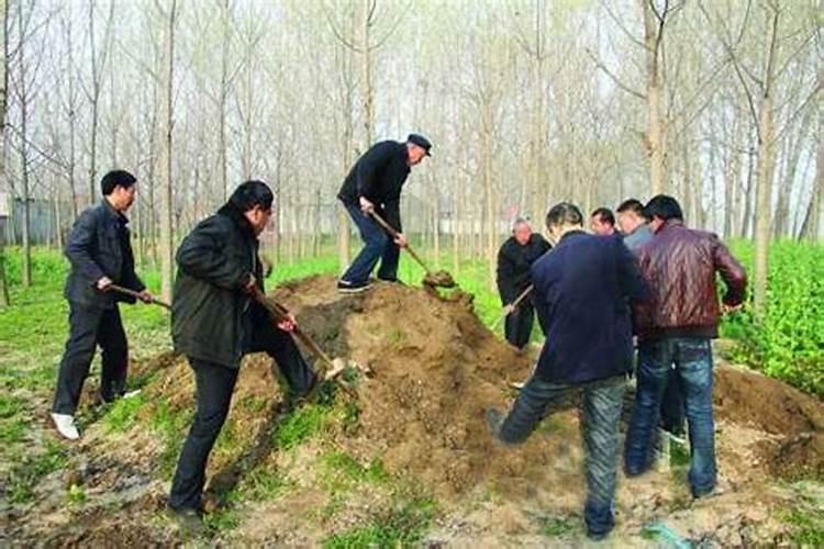 正确吗？我国有些地方认为迁坟要在四大鬼节和鬼节前后方可？