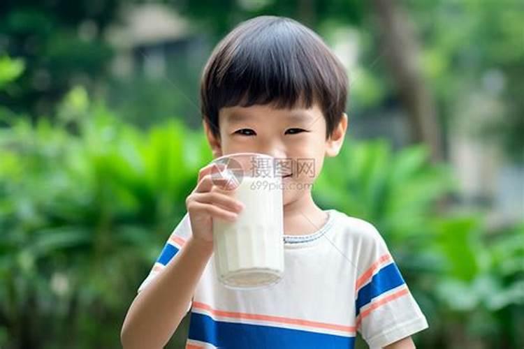 梦见小男孩边吃奶对我笑什么意思？