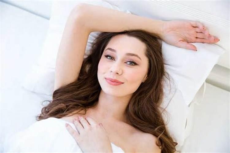 梦见熟悉的女人躺在自己的床上的预兆