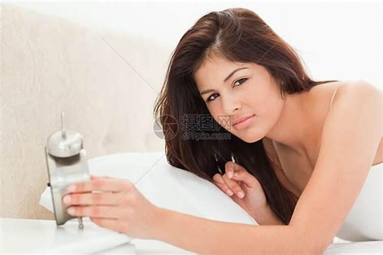 梦见好像是熟悉的女人睡在床上的预兆
