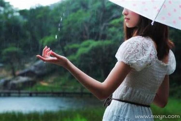 梦见骑自行车下大雨的预兆