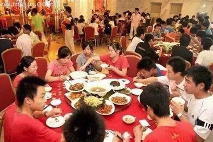 梦见好多人在一起吃饭预示着什么
