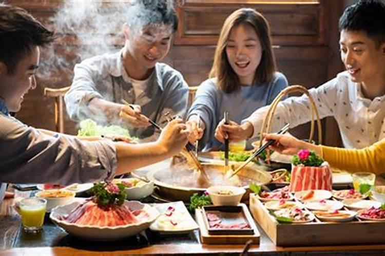 梦见很多人在一起聚餐是什么意思