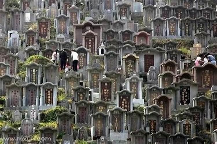 孕妇梦见从坟墓地经过意味着什么