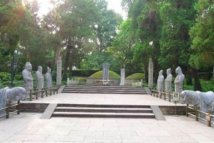 梦见路过墓地是什么意思