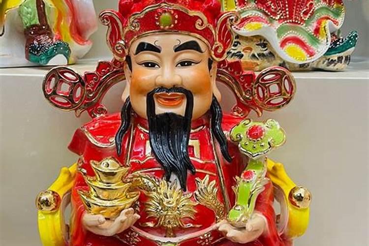 关公站着和坐着的寓意是什么