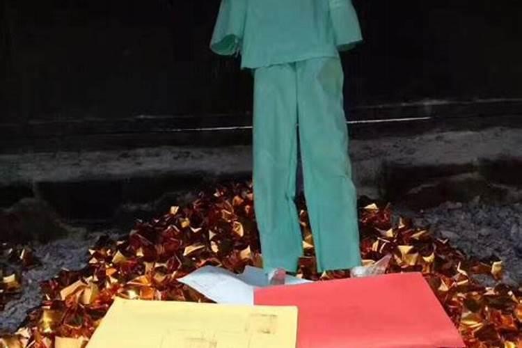 在一小树林里看到一棵树,树上挂一葫芦和一件大人的上衣,树旁边好像还 ...