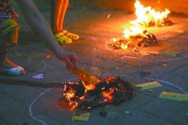 寒衣节烧纸在十字路口还是丁字路口