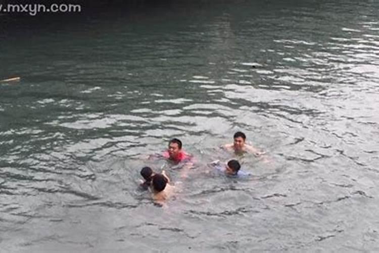 母亲梦见儿子掉水里了
