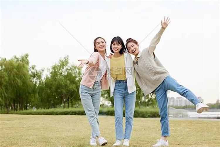 做梦梦见和自己的女同学睡在一张床上,其中一个把自己抱住。这是好还是...