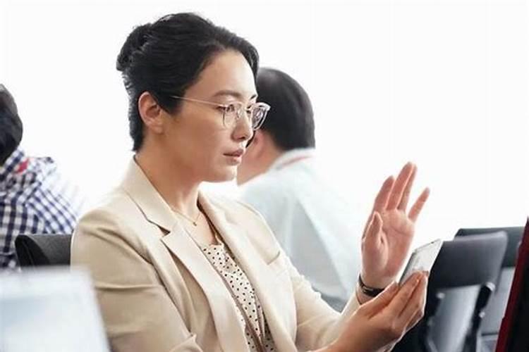 梦见与已故的婆婆同床睡的预兆
