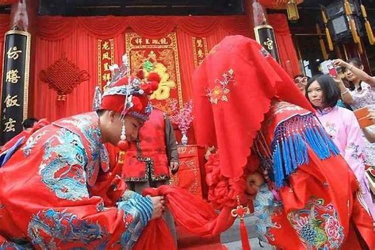 黄历上合婚订婚和结婚的区别 合婚日子和黄历不和怎么办？