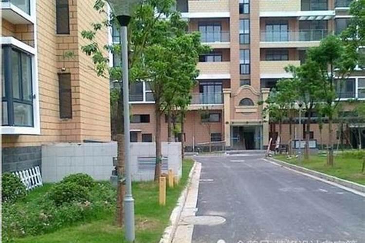 我的房子正对着小区楼与楼中间的路这个住宅风水怎么样能住吗？