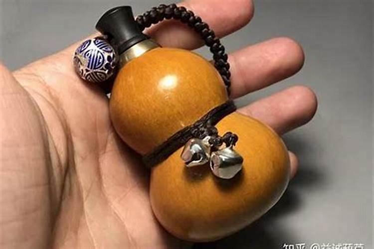 项链葫芦头朝左边还是右边