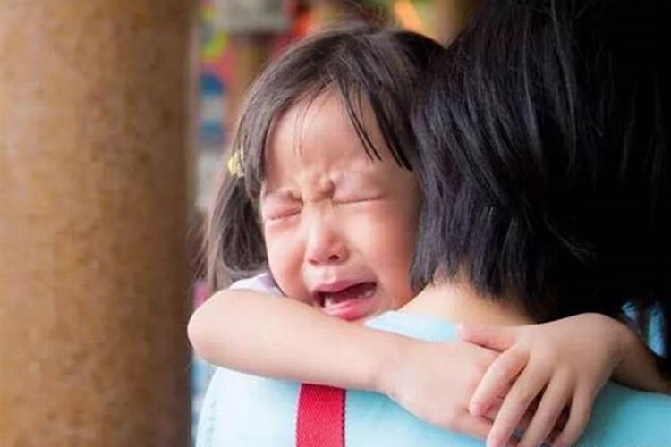女人梦见和女人抱在一起哭？