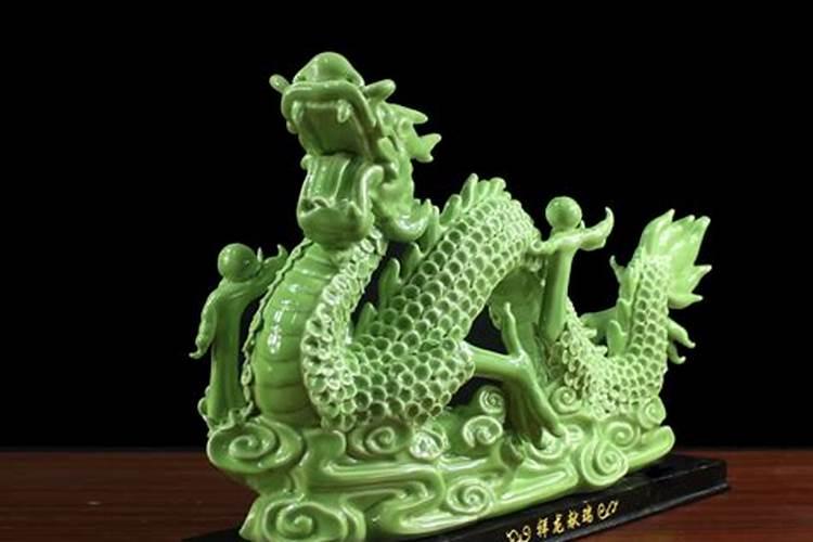 属龙的嫁忌属相有哪些,请问属龙的新娘和新郎,结婚当天忌什么属相？