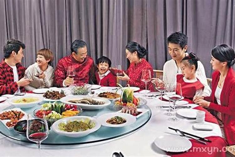 梦见跟家人一起吃饭