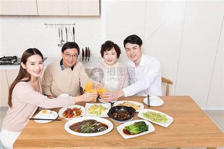梦见一家人在一起吃饭是什么意思？