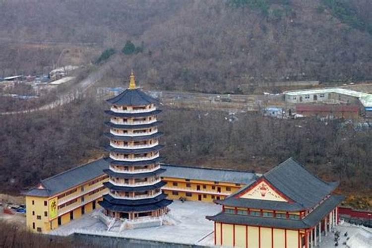 大连投放箱旧衣服被装垃圾车引发质疑,这么做合适吗？