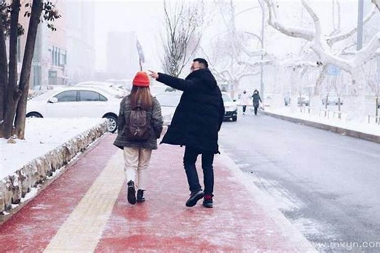 梦见和情人在路上溜达