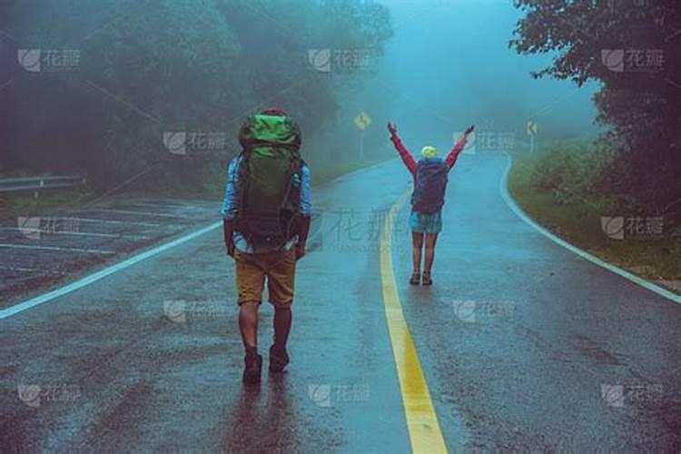 梦到很多人在路上走
