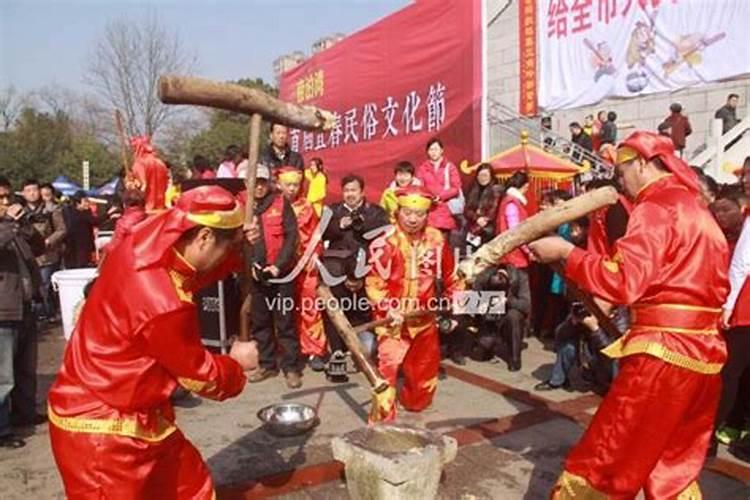 摇铜钱摇得的结果如何用六十四卦中的卦象表示？