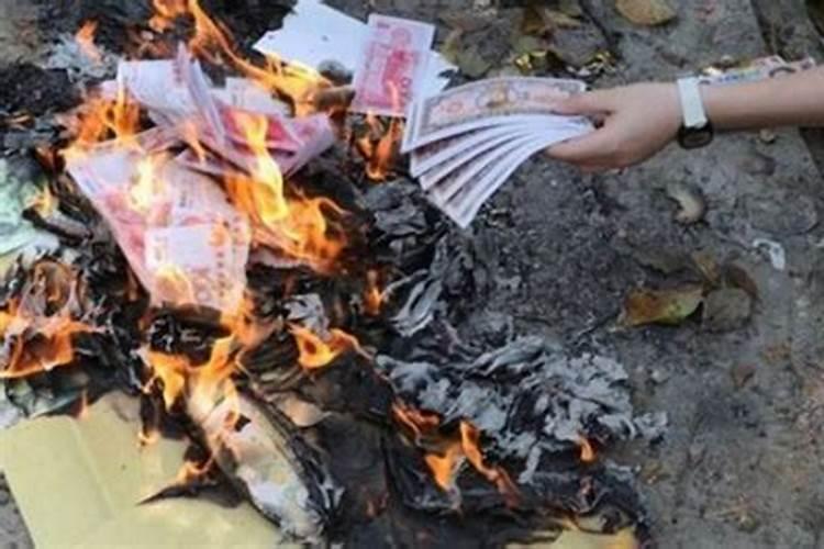 梦见坟上烧纸是什么意思？