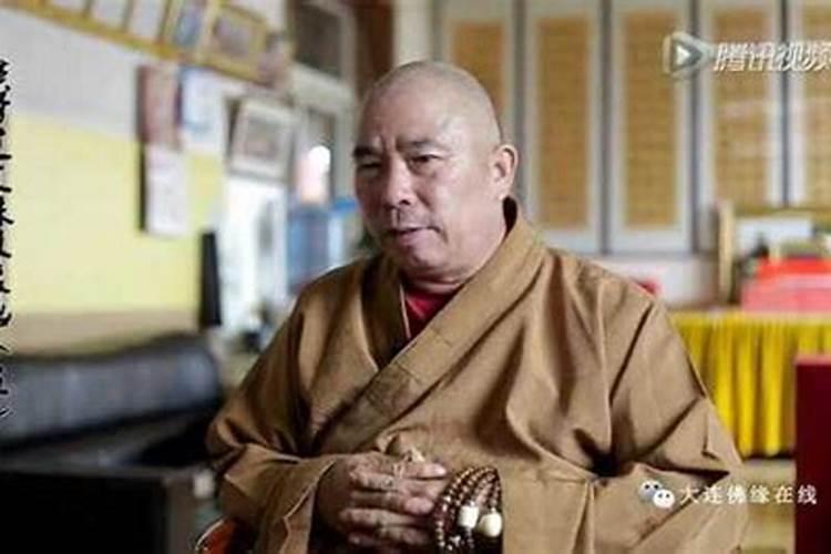 大连一大妈用被单结绳,从封控楼栋4楼空降时跌伤,她为何会有如此...